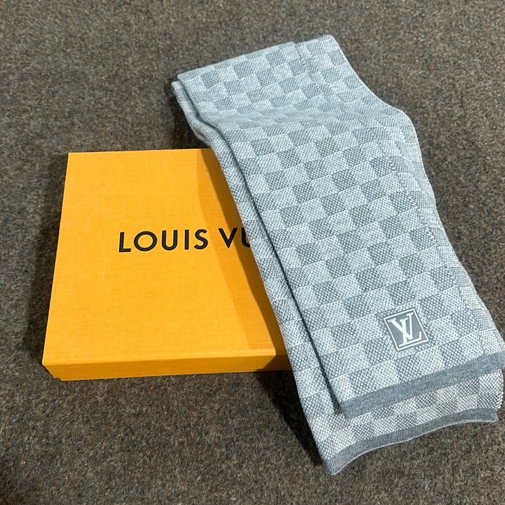 Authentic Louis Vuttion scarf. Never worn!